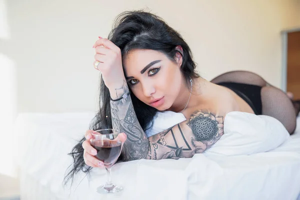 Morena Seductora Con Tatuaje Brazo Sosteniendo Una Copa Vino — Foto de Stock