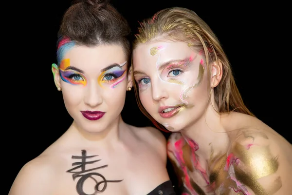 Dos Jóvenes Guapas Con Maquillaje Creativo Cara Posando Estudio — Foto de Stock