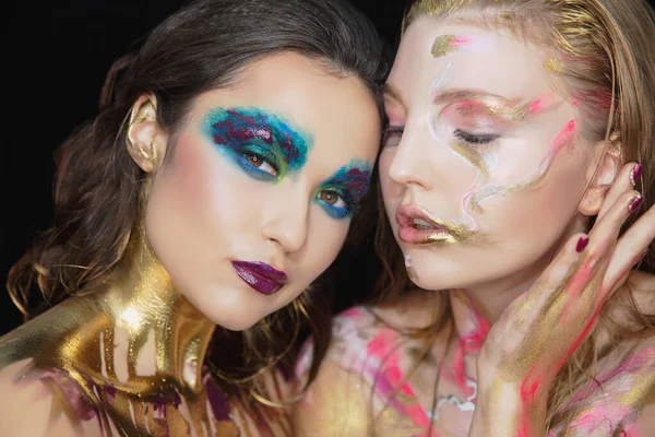 Dos Mujeres Jóvenes Adorables Con Maquillaje Creativo Cara Posando Estudio — Foto de Stock