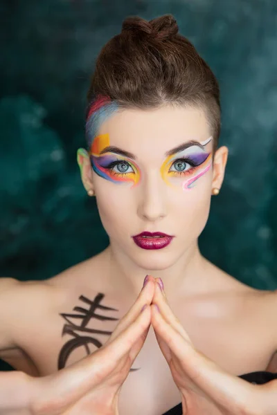 Ritratto Una Giovane Bruna Seducente Con Trucco Creativo Body Painting — Foto Stock