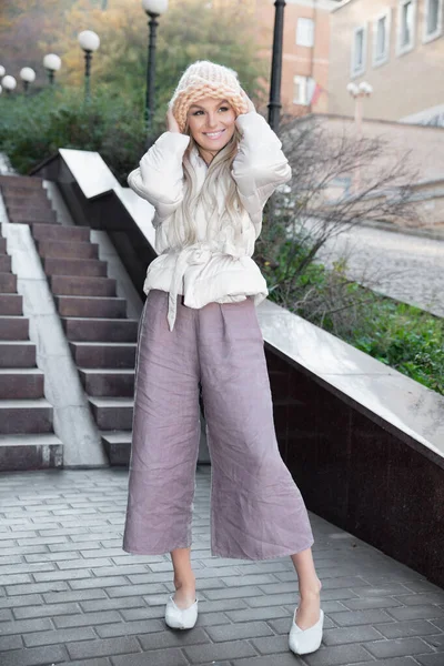 Joven Rubia Bonita Posando Aire Libre Cerca Escaleras Parapeto —  Fotos de Stock