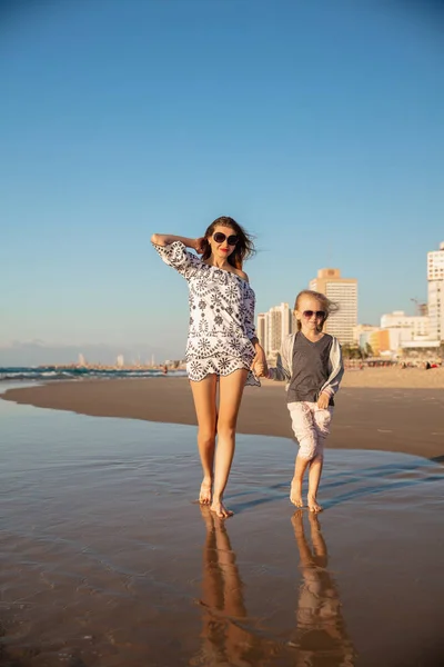 Mamma Con Una Figlia Che Cammina Piedi Nudi Lungo Spiaggia — Foto Stock
