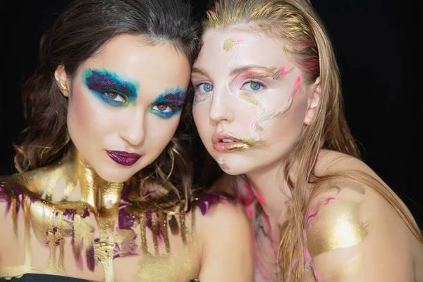 Dos Mujeres Jóvenes Agradables Con Maquillaje Creativo Cara Posando Estudio — Foto de Stock
