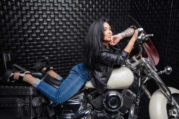 Очаровательная Молодая Женщина Кожаной Куртке Джинсах Лежащая Мотоцикле — стоковое фото