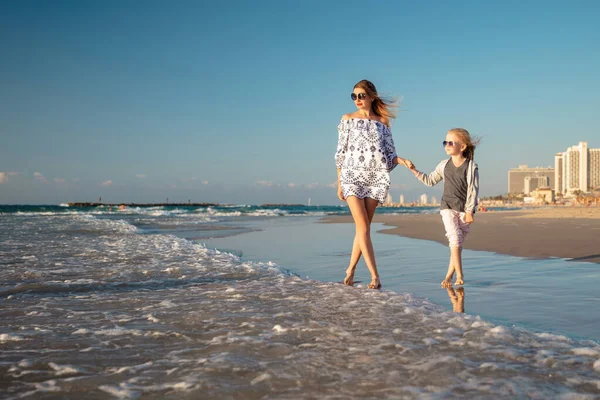 Lovely Happy Mom Daughter Walking Barefoot Surf Sand Beach — Stock Photo, Image