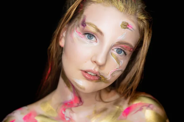 Retrato Uma Bela Jovem Com Maquiagem Criativa Seu Rosto — Fotografia de Stock