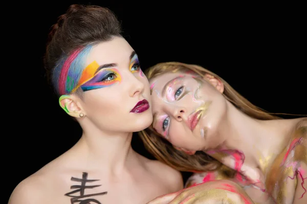 Dos Mujeres Jóvenes Atractivas Con Maquillaje Creativo Cara Posando Estudio — Foto de Stock