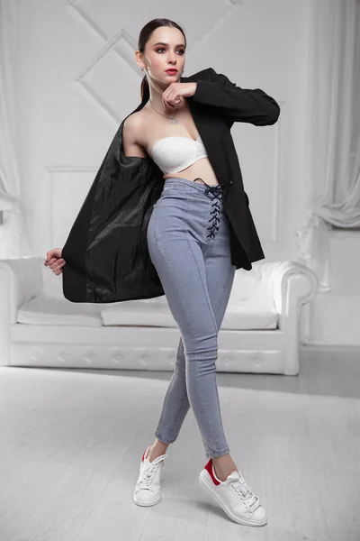 Mujer Atractiva Con Chaqueta Sujetador Jeans Posando Estudio —  Fotos de Stock