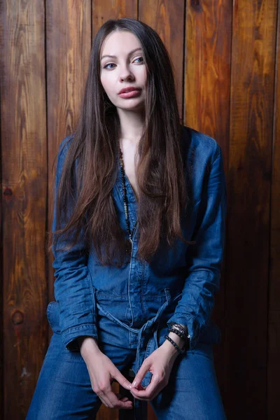 Charmant Brunette Gekleed Denim Overall Poseren Studio — Stockfoto