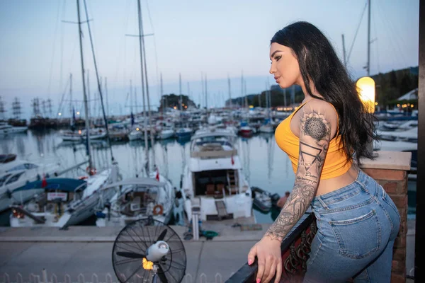 Retrato Una Hermosa Mujer Posando Sobre Fondo Del Mar Yate —  Fotos de Stock