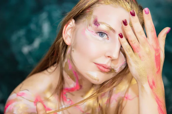 Retrato Una Hermosa Joven Con Maquillaje Creativo Cara —  Fotos de Stock