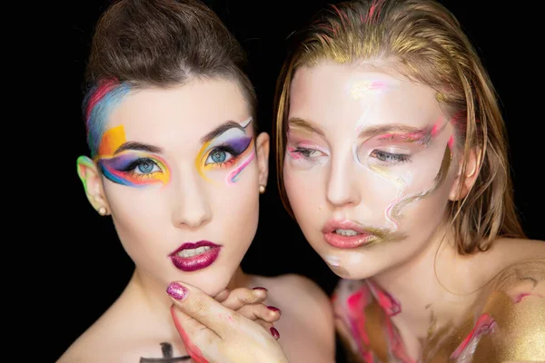 Dvě Krásné Mladé Ženy Kreativním Make Upem Tváři Pózující Studiu — Stock fotografie