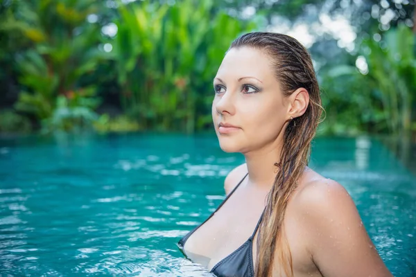 수영복을 아름다운 여자가 수영장에서 포즈를 취하는 — 스톡 사진