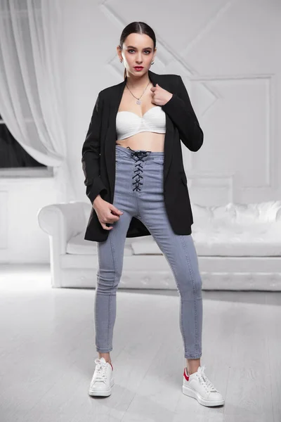 Söt Kvinna Jacka Behå Och Jeans Poserar Ateljén — Stockfoto