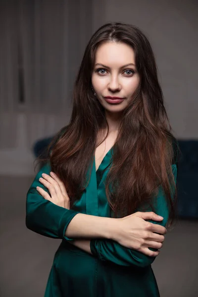 Retrato Una Bonita Morena Vestida Con Vestido Seda Verde Posando — Foto de Stock