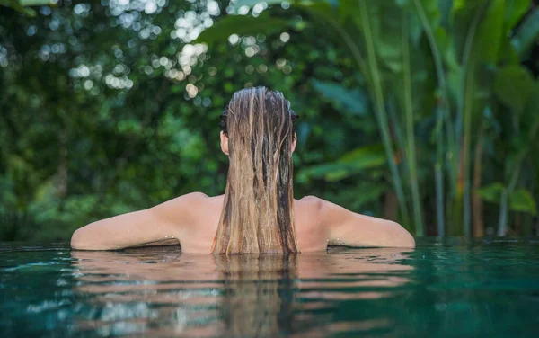 Retrato Una Linda Mujer Espalda Posando Piscina —  Fotos de Stock