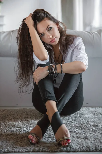 Pretty Young Woman Wearing Shirt Pants Sitting Sofa — Stock Photo, Image