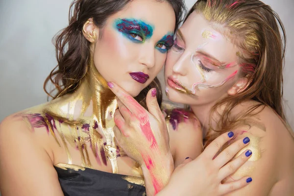Две Молодые Девушки Творческим Макияжем Лице Позируют Студии — стоковое фото