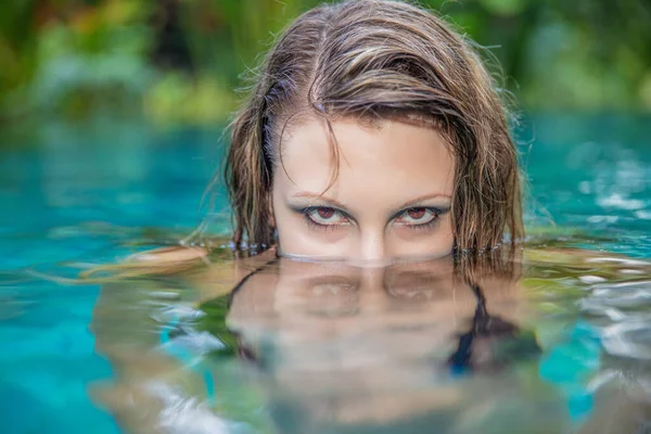 Portrét Pěkné Blondýny Pózující Bazénu — Stock fotografie