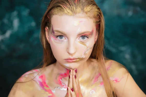 Retrato Una Joven Rubia Encantadora Con Maquillaje Creativo Cara —  Fotos de Stock