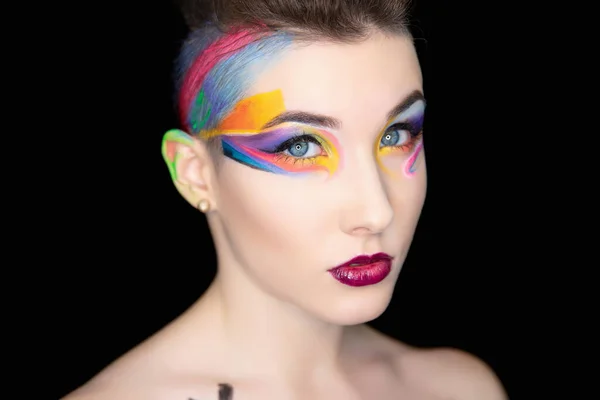 Portret Ładnej Młodej Brunetki Kreatywnym Makijażem Malowaniem Ciała — Zdjęcie stockowe