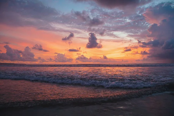 Όμορφη Πύρινη Κόκκινη Θέα Ηλιοβασίλεμα Στην Παραλία Kuta Μπαλί Νησί — Φωτογραφία Αρχείου