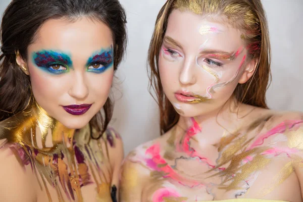 Dos Mujeres Jóvenes Sexy Con Maquillaje Creativo Cara Posando Estudio — Foto de Stock