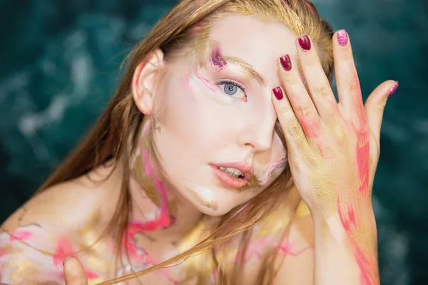 一个脸上有创造性地化妆的可爱的年轻女子的画像 — 图库照片