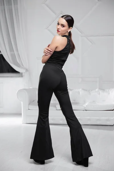 Jolie Brune Vêtue Bustier Noir Pantalon Posant Studio — Photo