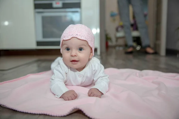 Hermoso Bebé Vestido Con Deslizadores Blancos Sombrero Encuentra Cuadros Color —  Fotos de Stock