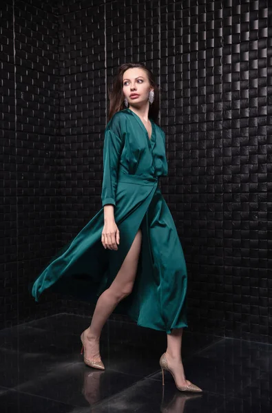 Belle Brune Vêtue Une Robe Soie Verte Posant Studio — Photo