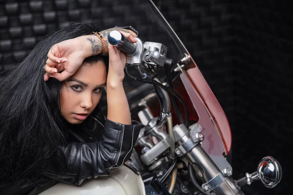 Retrato Una Mujer Agradable Una Motocicleta —  Fotos de Stock