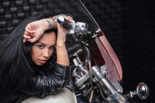 Portrait Une Jolie Femme Sur Une Moto — Photo