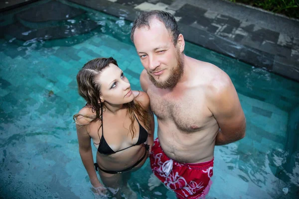 Retrato Una Joven Mujer Hombre Posando Piscina — Foto de Stock