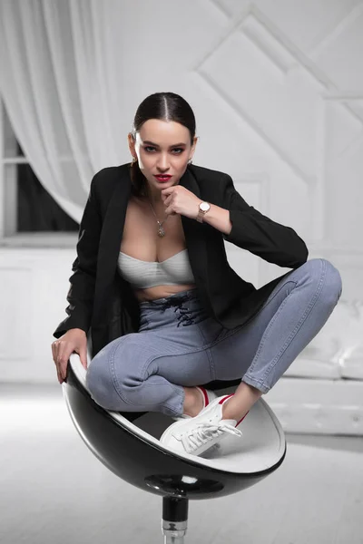 Linda Dama Con Chaqueta Sostén Jeans Sentados Sillón — Foto de Stock