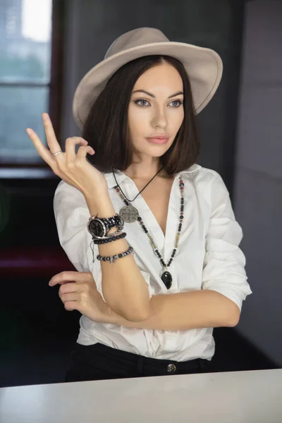 Retrato Una Adorable Morena Con Camisa Sombrero —  Fotos de Stock