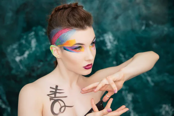 Ritratto Una Giovane Bruna Con Trucco Creativo Body Painting — Foto Stock