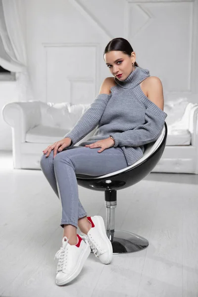 Perfect Brunette Wearing Gray Sweater Jeans Posing Studio — Stock Fotó