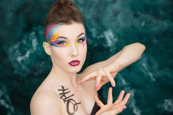 Ritratto Una Bella Giovane Donna Con Trucco Creativo Body Painting — Foto Stock