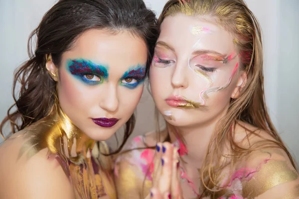 Dos Mujeres Jóvenes Agradables Con Maquillaje Creativo Cara Posando Estudio — Foto de Stock