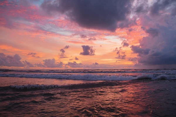 Vacker Röd Gul Solnedgång Utsikt Över Kuta Stranden Bali Indonesien — Stockfoto