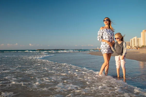 Máma Dcerou Kráčí Bosá Podél Surfování Pláži — Stock fotografie