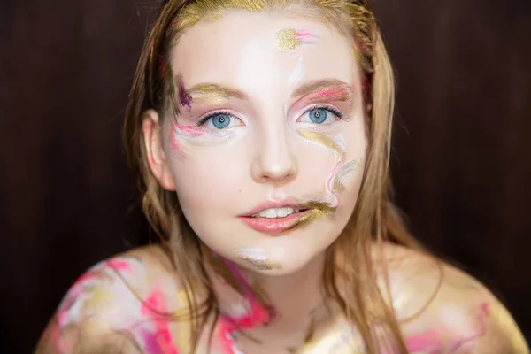 Retrato Uma Jovem Adorável Com Maquiagem Criativa Seu Rosto — Fotografia de Stock