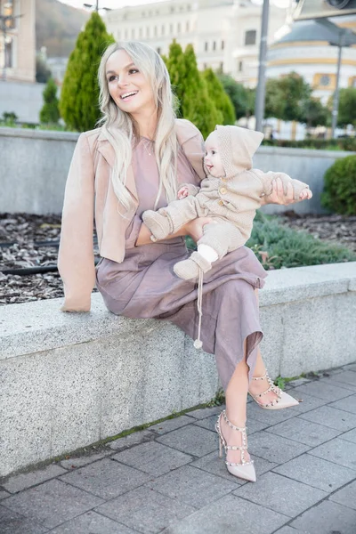 Bella Madre Con Una Piccola Figlia Tra Braccia Seduta Sul — Foto Stock