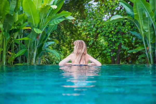 Hermosa Joven Vestida Con Traje Baño Posando Piscina —  Fotos de Stock