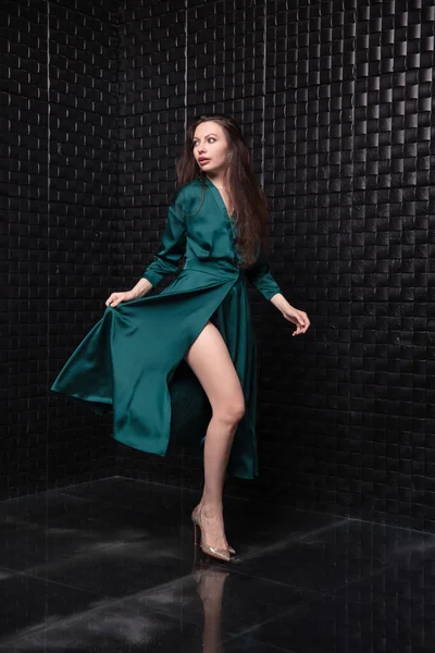 Cute Brunette Mengenakan Gaun Sutra Hijau Berpose Studio — Stok Foto