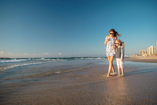 Šťastná Maminka Dcerou Kráčí Bosá Podél Surfování Písečné Pláži — Stock fotografie