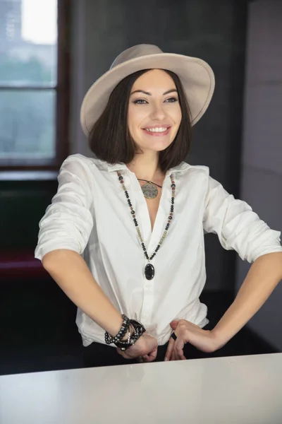 Retrato Una Guapa Morena Con Camisa Sombrero — Foto de Stock