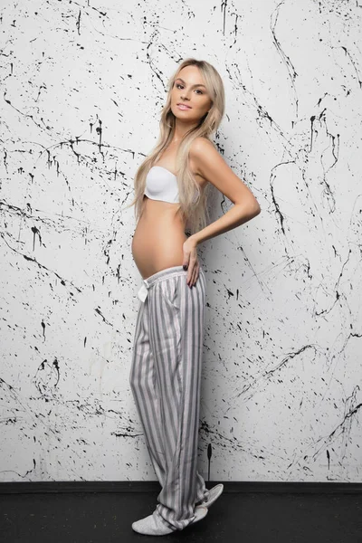 Beautiful Pregnant Woman Dressed Bra Pants Posing Studio — Stock Photo, Image