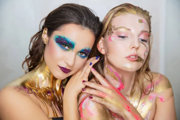 Dos Mujeres Jóvenes Seductoras Con Maquillaje Creativo Cara Posando Estudio — Foto de Stock